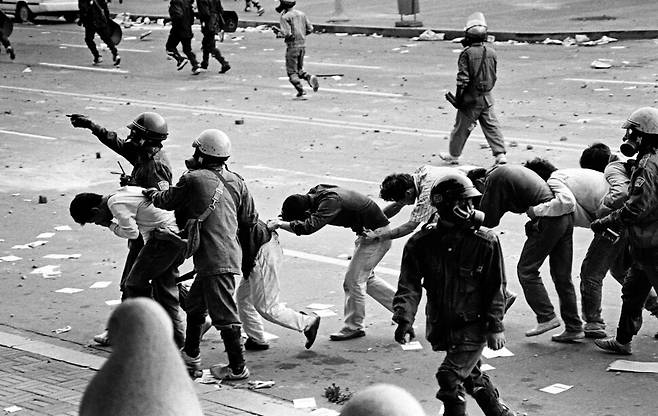 1990년 9월22일 국민연합이 주최한 ‘민주자유당 일당 국회 해산과 민중생존권 쟁취대회’가 경찰의 원천봉쇄로 무산되자 서울지역총학생회연합(서총련) 소속 학생 등 1500여 명이 서울 대학로에서 거리를 점거한 채 시위를 벌이다 경찰에 연행되고 있다.