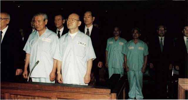 1995년 11월 24일 노태우(앞줄 가운데) 전 대통령과 전두환(앞줄 오른쪽) 전 대통령이 내란수괴 혐의 재판을 받고 있다. 한국일보 자료사진