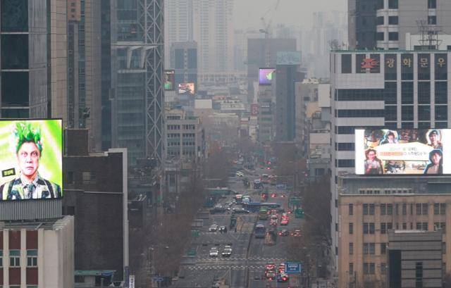 초미세먼지 농도가 '나쁨' 수준을 보인 18일 서울 광화문역 인근이 뿌옇다. 연합뉴스