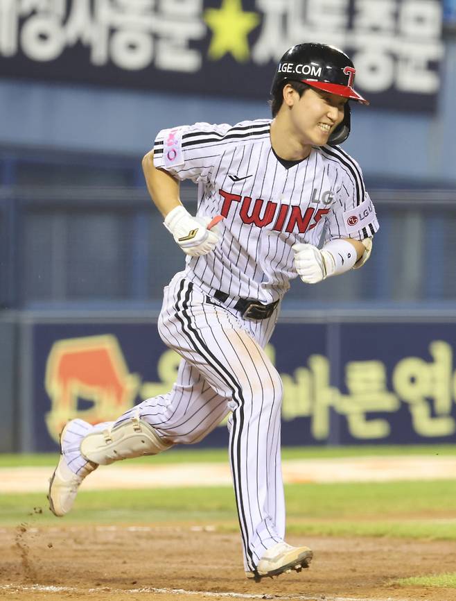 29일 오후 잠실야구장에서 열린 2025 프로야구 KT와 LG 경기. LG 구본혁이 8회 1타점 적시타를 날리고 질주하고 있다. 잠실=정시종 기자 capa@edaily.co.kr /2025.07.29.