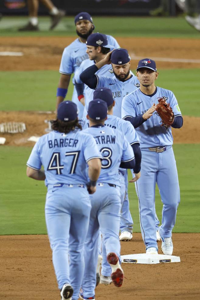 <yonhap photo-3990=""> epa12492280 Toronto Blue Jays celebrate after defeating Los Angeles Dodgers in the MLB World Series game five between the Toronto Blue Jays and the Los Angeles Dodgers in Los Angeles, California, USA, 29 October 2025. EPA/CAROLINE BREHMAN/2025-10-30 12:47:36/ <저작권자 ⓒ 1980~2025 ㈜연합뉴스. 무단 전재 재배포 금지, AI 학습 및 활용 금지></yonhap>
