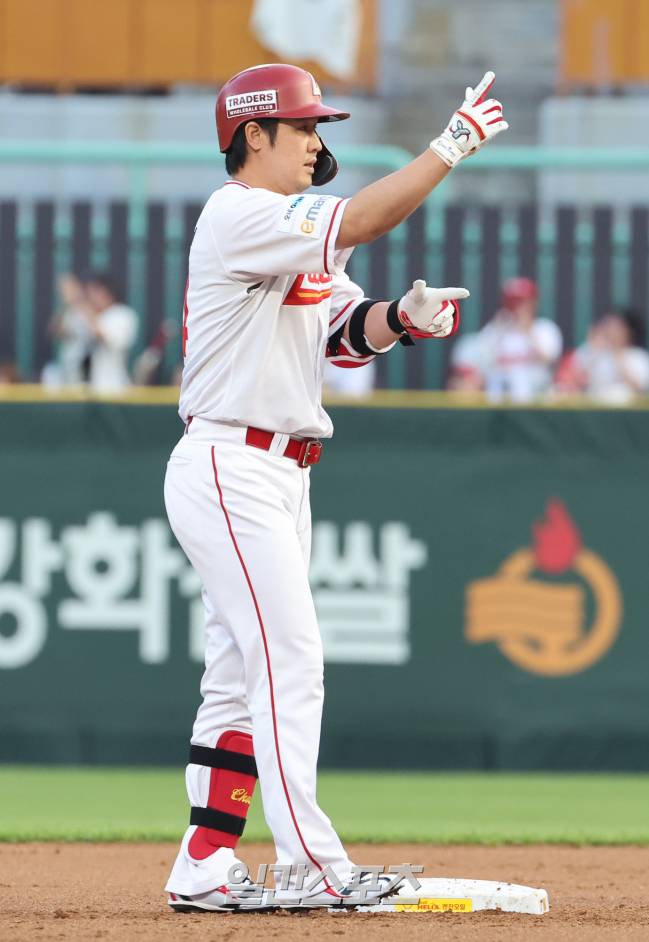 9일 오후 인천 SSG랜더스필드에서 열린 2025 프로야구 KT 와 SSG경기. SSG 최정이 3회 1타점 2루타를 기록한 뒤 세리머니를 하고 있다. 인천=정시종 기자 /2025.07.09.