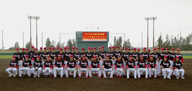 2025 일본 오키나와 캠프를 마무리한 KIA 선수단이 기념 사진을 찍고 있다. KIA 제공