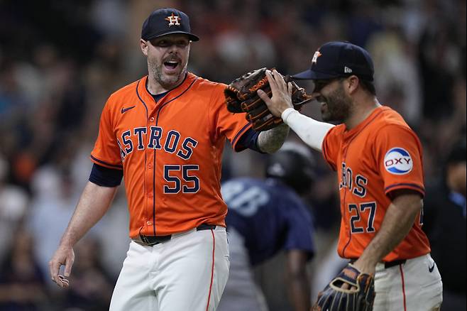 <yonhap photo-2275=""> Houston Astros relief pitcher Ryan Pressly (55) celebrates with second baseman Jose Altuve (27) after getting out of the eighth inning of a baseball game against the Seattle Mariners Friday, May 3, 2024, in Houston. (AP Photo/Kevin M. Cox)/2024-05-04 11:44:06/ <저작권자 ⓒ 1980~2024 ㈜연합뉴스. 무단 전재 재배포 금지, AI 학습 및 활용 금지></yonhap>