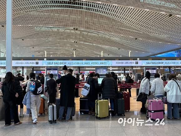 아시아나항공의 인천국제공항 제2여객터미널 이전 이후 첫 주말인 17일 오후, 체크인 카운터 앞이 붐비고 있다. [사진=권서아 기자]