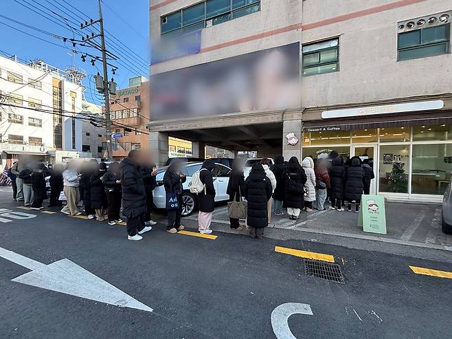지난 10일 서울 성수동의 한 두쫀쿠 카페 오픈 시간에 맞춰 50명이 기다리고 있는 모습. 류효림 기자