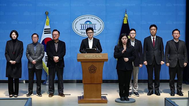 한동훈 국민의힘 전 대표(가운데)가 14일 서울 여의도 국회 소통관에서 윤리위의 제명 결정에 대한 입장을 밝히고 있다. 이날 한 전 대표 기자회견에는 배현진·유용원·고동진·박정훈·정성국·김형동 의원(왼쪽부터)이 참석했다. 뉴스1