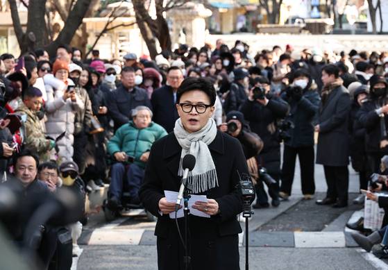 한동훈 국민의힘 전 대표가 지난해 12월 3일 서울 여의도 국회도서관 앞 쪽문에서 비상계엄 1주년 관련 기자회견을 하고 있다. 연합뉴스