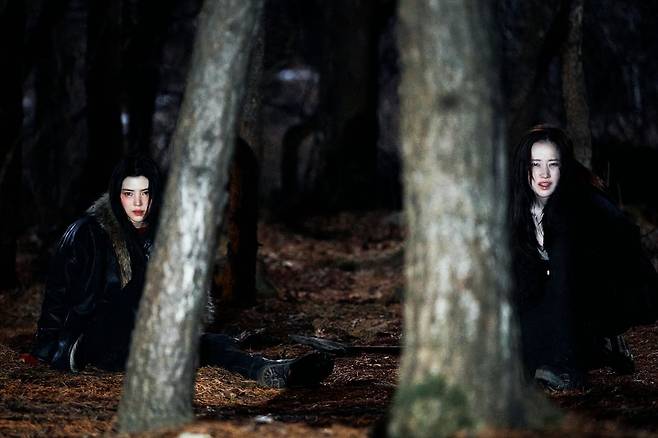 영화 '프로젝트 Y'는 사기를 당해 벼랑 끝에 몰린 화류계의 두 여성 미선(한소희)과 도경(전종서)이 우연히 검은 돈과 금괴를 손에 넣으면서 벌어지는 이야기다. 사진 플러스엠 엔터테인먼트