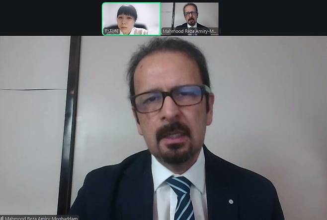 이란 인권(IHR) 설립자 마흐무드 아미리 모그하담 대표가 지난 16일 중앙일보와 화상 인터뷰를 진행하고 있다. 사진 줌 캡처