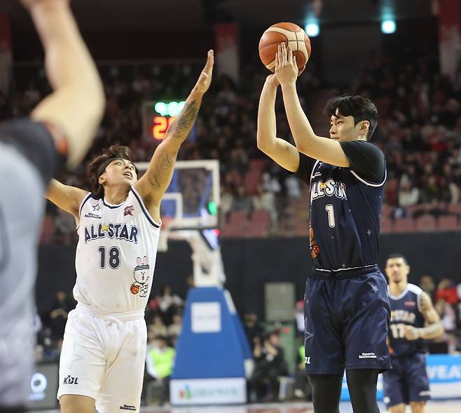 18일 서울 잠실실내체육관에서 열린 2025-2026 LG전자 프로농구 올스타전 팀 브라운과 팀 코니의 경기. 팀 브라운 유기상이 슛하고 있다. 연합뉴스