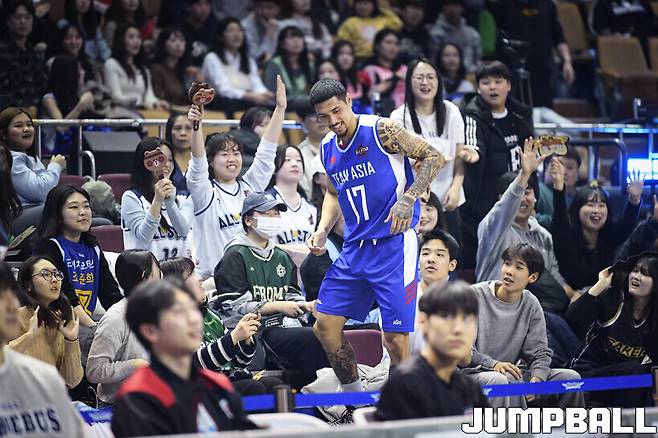 ▲ 팬들에게 작접 선물을 전달하는 팀 아시아 이선 알바노