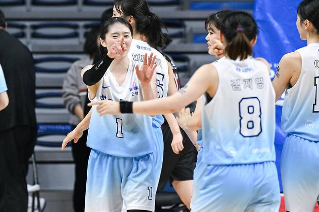 ‘2025년 12월 6일 이후 처음 맛보는, 승리의 달콤함’ 신한은행, 2차 연장 혈투 끝에 9연패 탈출!