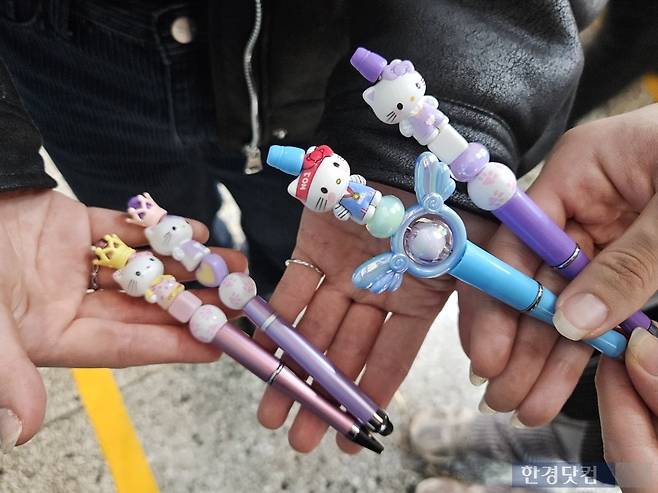 곽고은 씨(21)가 지난 15일 오후 6시 20분 경 서울 종로구 동대문종합시장 5층 악세사리 상가에서 꾸민 볼펜을 보여주고 있다. /사진=박수빈 기자