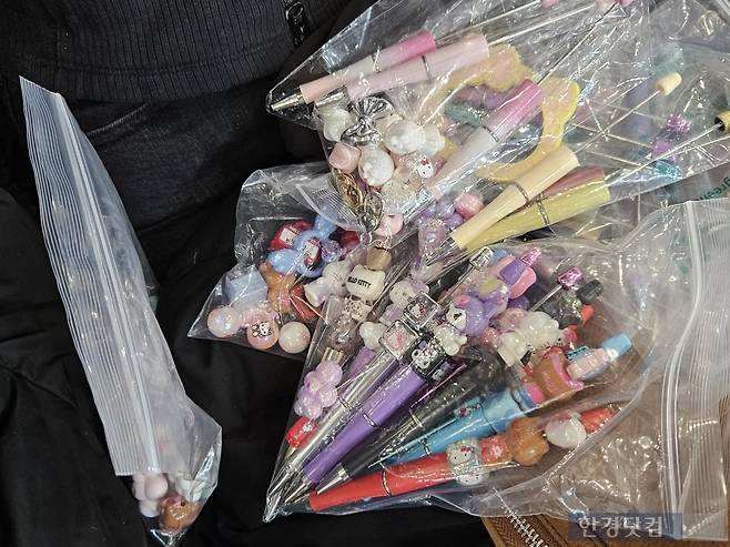 김모 씨(27)가 16일 오전 서울 종로구 동대문종합시장 5층 악세사리 상가에서 상가 오픈 시간부터 만든 볼펜들을 보여주고 있다. /사진=박수빈 기자