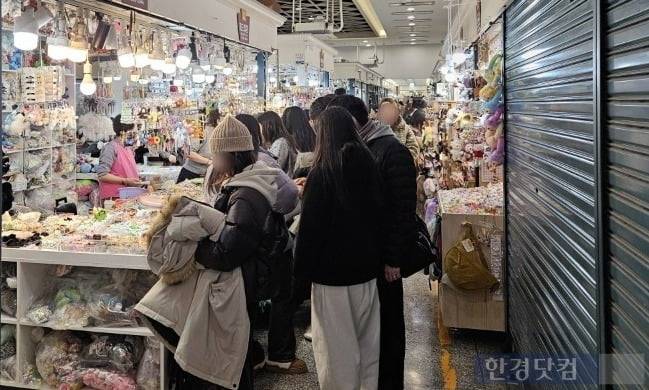 지난 15일 오후 서울 종로구 동대문종합시장 5층 악세사리 상가 앞. 종합시장 상가 폐점 시간이 얼마 안 남은 상황에도 여러 사람들이 볼펜 꾸미기를 하기 위해 몰려있다. /사진=박수빈 기자