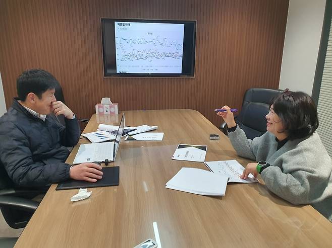 윤정호 부장(왼쪽)과 김주현 이사가 영업 실적 회의 중이다. 윤현주 기자