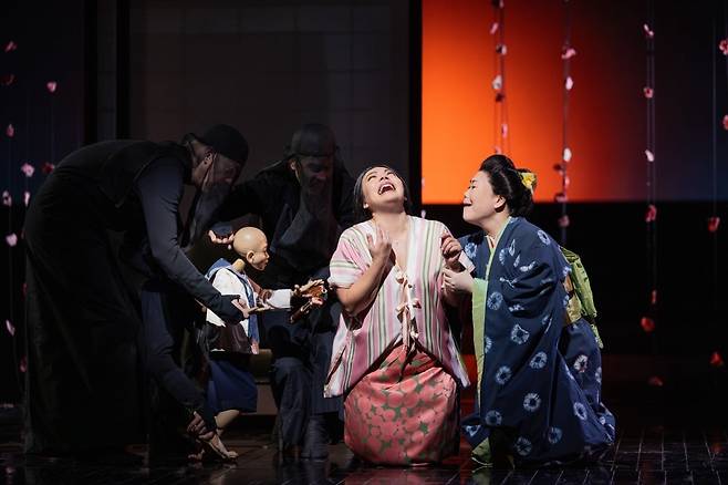 메트로폴리탄 오페라 <나비부인>에 출연한 메조소프라노 김효나와 소프라노 아이린 페레스 / (c) EVAN ZIMMERMAN