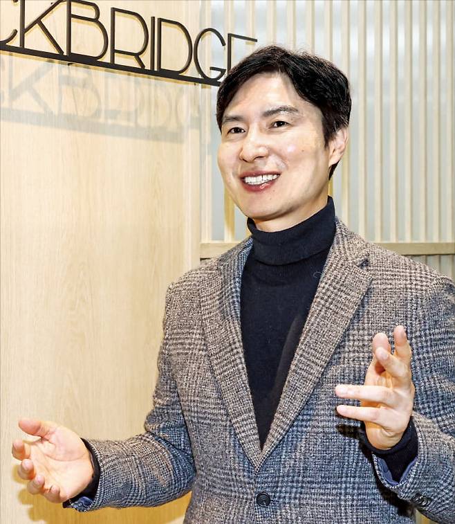 김해영 록브리지네트워크코리아 이사장이 18일 서울 역삼동 사무실에서 인터뷰하고 있다. 김 이사장은 “미국을 중심으로 재편되는 자유민주주의 공급망 동맹에 올라타지 않으면 1900년대 초 ‘구한말 조선’의 비극이 되풀이될 수 있다”고 강조했다.  문경덕 기자