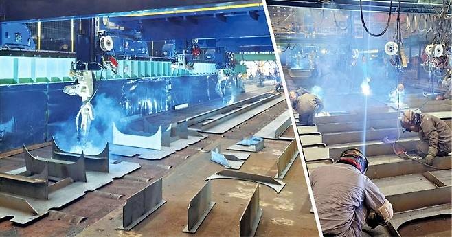 지난 9일 삼성중공업 경남 거제조선소 2야드 선각 공장에 설치된 로봇팔이 10여 개의 철판을 이어 붙이고 있다. 바로 옆 작업장에선 직원 20여 명이 용접을 하고 있다.  김우섭 기자