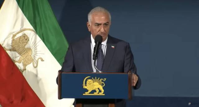 이란 마지막 왕세자인 레자 팔레비가 16일 미국 워싱턴에서 기자회견을 하고 있다. 팔레비 유튜브