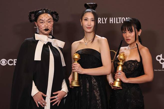 넷플릭스 애니메이션 영화 ‘케이팝 데몬 헌터스’의 주제가 ‘골든’을 부른 가수 오드리 누나와 이재, 레이 아미가 1월 11일(현지 시간) 제83회 골든글로브 시상식에서 최우수 주제가상을 받은 뒤 함께 트로피를 들고 있다. 사진=AFP·연합뉴스