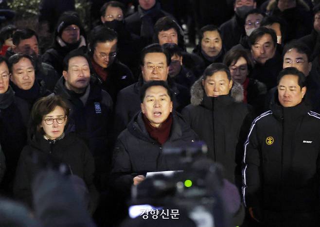 국민의힘 의원들이 지난해 1월15일 윤석열 당시 대통령에 대한 2차 체포영장 집행을 막기 위해 서울 한남동 대통령 관저 앞에 모인 뒤 입장을 발표하고 있다. 권도현 기자