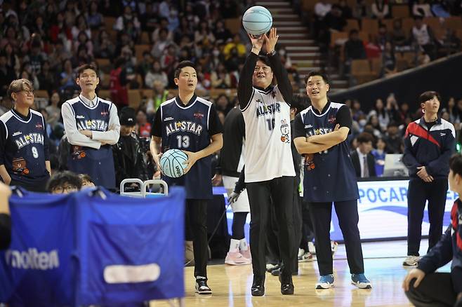 느그들 내 눈지 아나 문경은 수원 KT 감독(왼쪽에서 네 번째)이 18일 서울 잠실실내체육관에서 열린 2025~2026시즌 LG전자 프로농구 올스타전 3점슛 콘테스트에서 슛을 쏘고 있다. 연합뉴스