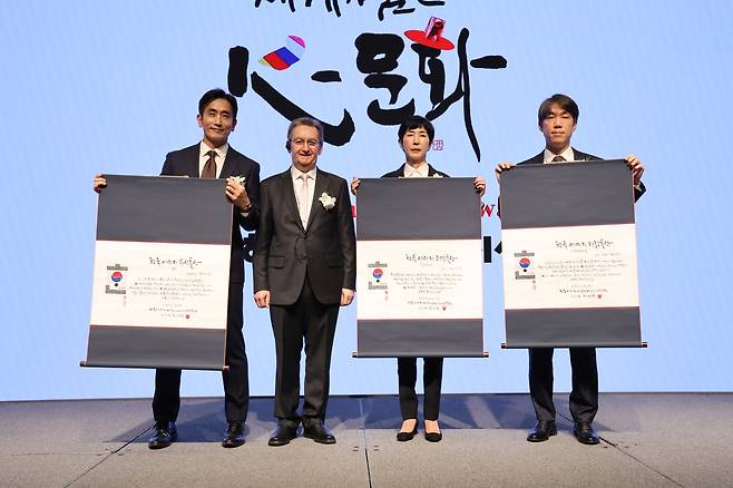 (From left) Actor and author Cha In-pyo, President of Cs Didier Beltoise, Samyang Foods Vice Chair Kim Jung-soo and (fourth from left) Jeong Kyung-in, the CEO of The Black Label, pose for a photo after being awarded during the 2026 Korea Image Awards held in Westin Seoul Parnas in southern Seoul, Thursday. (CICI)