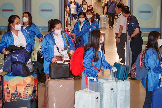 Women from the Philippines arrive at Incheon Airport to take part in Korea’s foreign domestic worker pilot program on Aug. 6, 2024. (Newsis)