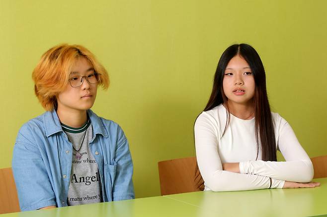 Kim Nelly, a 14-year-old Kazakh national, right, and Li Jingqian, an 18-year-old Chinese national, who attend the Ansan Global Youth Center in Ansan, Gyeonggi, speak in an interview with the JoongAng Ilbo. [JANG JIN-YOUNG]