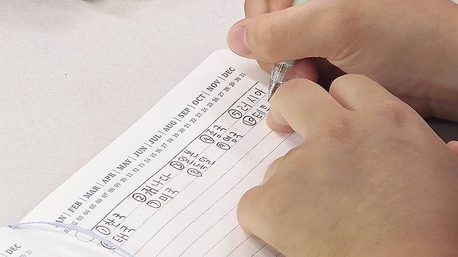 Li Jingqian, an 18-year-old Chinese national who entered Korea last year, takes a vocabulary test at the Ansan Global Youth Center in Gyeonggi. She misspelled the Korean word for ″China.″ [LEE YOUNG-KEUN]