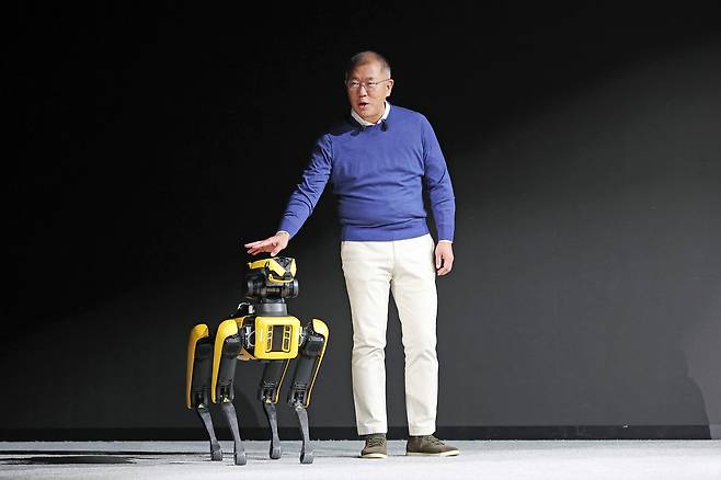 Hyundai Motor Group Executive Chair Euisun Chung shows Boston Dynamics' quadruped robot Spot during a press conference in Las Vegas on Jan. 5, 2021. [NEWS1]