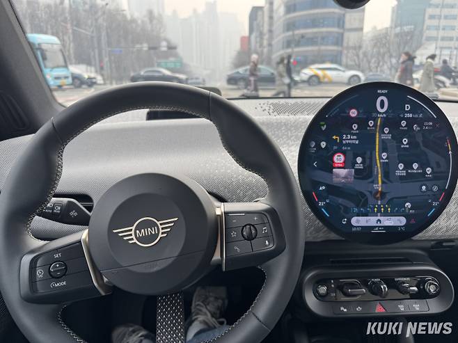 삼성디스플레이와 MINI가 협업해 개발한 디스플레이가 중앙에 위치하고 있다. 김수지 기자&nbsp;