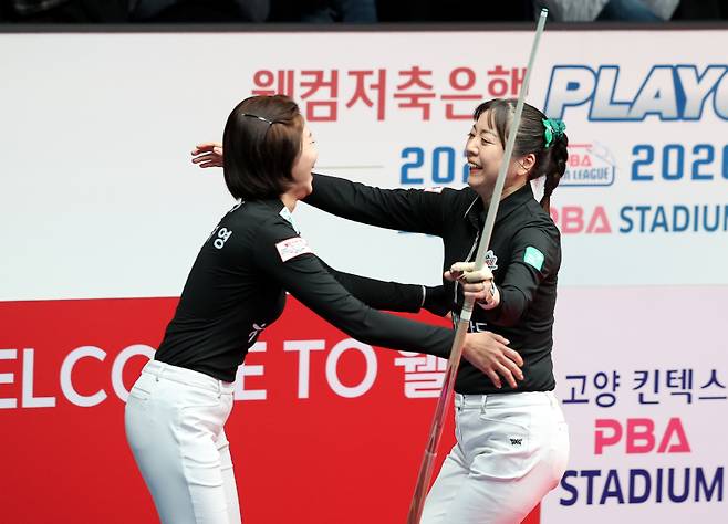 하나카드 김가영(왼쪽)과 사카이 아야코가 2세트 승리 후 포옹하고 있다. PBA 제공