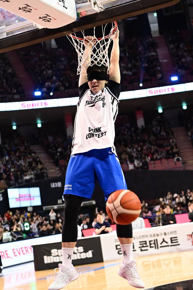 서울 삼성 조준희가 18일 잠실실내체육관에서 열린 2025~2026 LG전자 프로농구 올스타전 덩크 콘테스트 결선에서 안대를 쓴 채 덩크를 하고 있다. KBL 제공