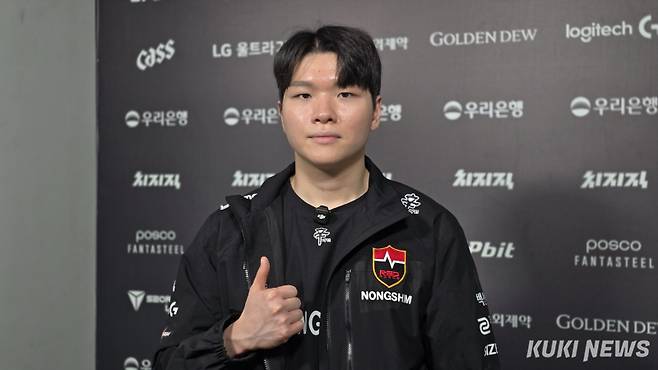 ‘킹겐’ 황성훈이 18일 오후 5시 서울 종로구 치지직 롤파크 LCK 아레나에서 열린 ‘2026 LCK컵’ 그룹 배틀 2차전 한화생명e스포츠와 경기가 끝난 뒤 인터뷰에 임하고 있다. 김영건 기자