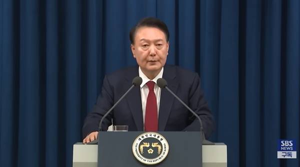 ▲ 지난해 12월3일 오후 10시23분 특별담화를 통해 비상계엄을 선포한 윤석열씨. 사진=SBS 보도화면 갈무리