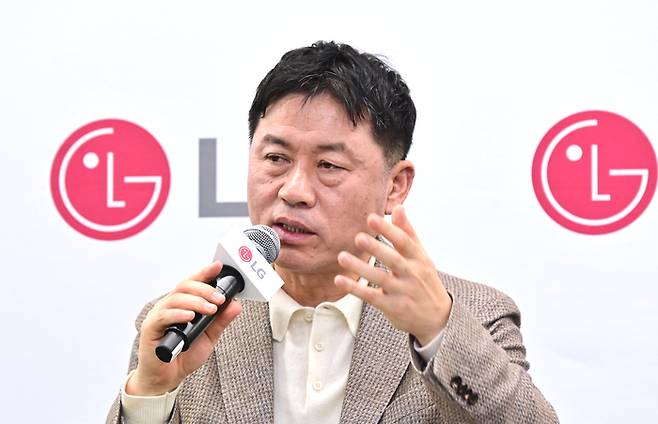 LG전자 류재철 CEO가 현지시간 7일 美 라스베이거스에서 열린 기자 간담회에서 사업 전략을 소개하고 있다.  [LG전자  사진제공]