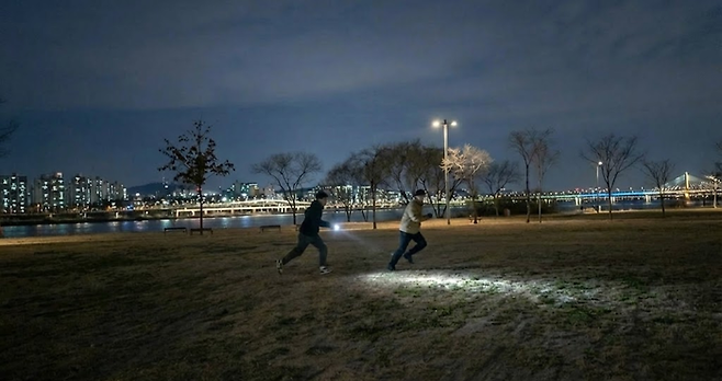 한강공원에서 ‘당근’으로 모여 경찰과 도둑 게임을 하는 모습. 김준영 인턴기자.
