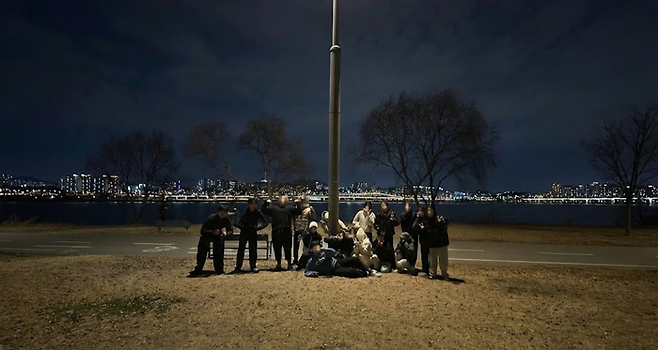 한강공원에서 ‘당근’으로 모여 경찰과 도둑 게임을 하는 모습. 김준영 인턴기자.