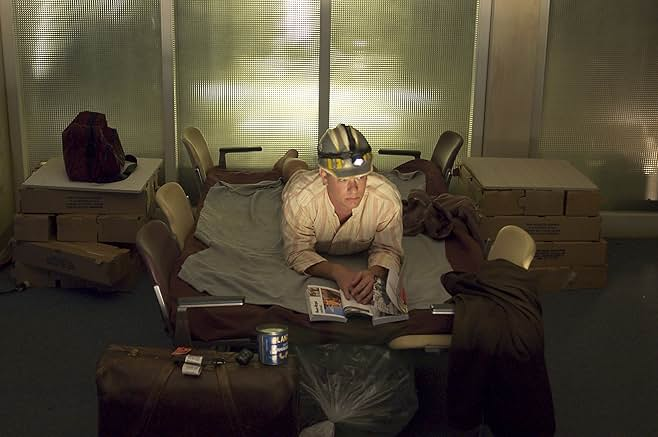 영어를 한 마디도 못해 곤란을 겪던 나보스키는 밤샘 공부로 영어를 익힌다. [IMDb]