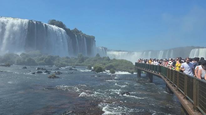 ​이구아수 폭포 / 사진 = 지식과 감성 출판사