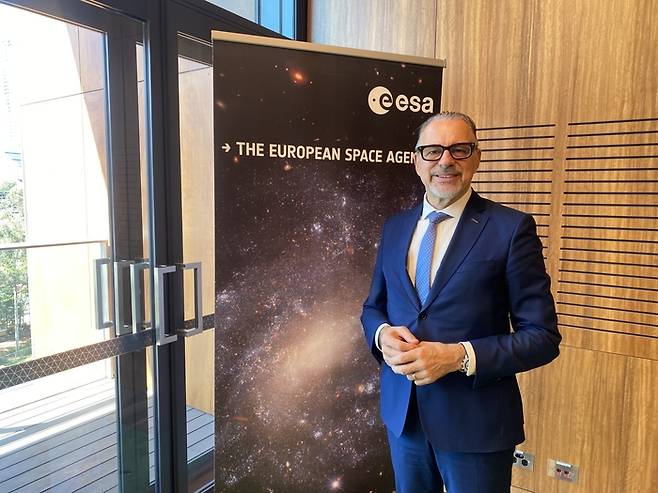 요제프 아쉬바허 유럽우주국(ESA) 사무총장이 이달 초 매일경제와 인터뷰하면서 양국 우주개발 공동연구 프로젝트에 대해 설명하고 있다. [시드니 고재원 기자]