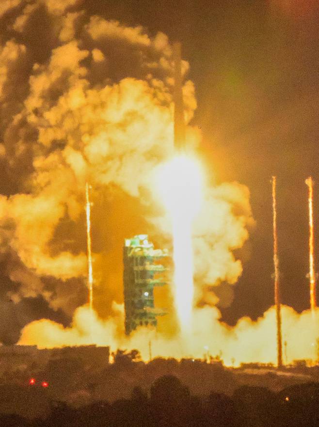 한국형 발사체 누리호(KSLV-II)가 27일 새벽 우주를 향해 이륙했다. 이번 발사는 처음으로 민간 주도로 추진된 발사이자, 오로라 관측 임무를 위한 첫 야간 발사라는 점에서 의미가 크다. [뉴스1]