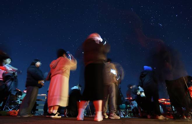 한국형 발사체 누리호 발사를 앞둔 27일 오후 전남 고흥군 봉남등대 앞 전망대에서 관람객들이 대기하고 있다. 이날 고흥 날씨는 맨눈으로도 별이 보일 만큼 맑고 쾌청해 발사에 최적이라는 평가가 나왔다. [연합뉴스]