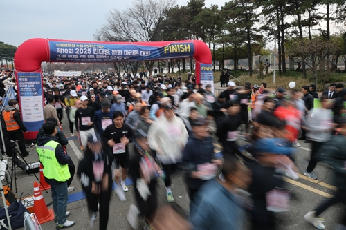 김대중 평화 마라톤 대회 출발하는 러너들. [연합뉴스]