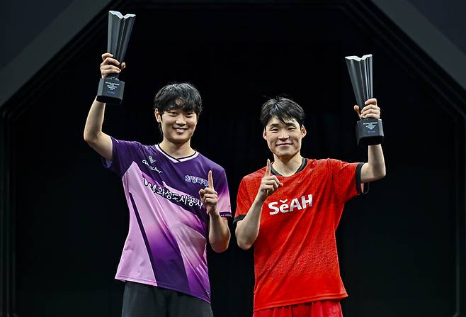 장우진(오른쪽)과 조대성이 WTT 스타 컨텐더 도하 2026 남자복식 정상에 오른 뒤 포즈를 취하고 있다. 신화 연합뉴스