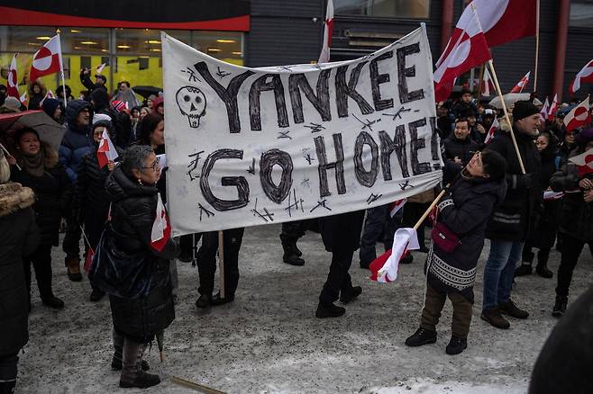 17일(현지시간) 그린란드 수도 누크에서 인구의 10%에 해당하는 약 5000명이 모여 '양키는 집으로(Yankee go home)' 등 문구가 적힌 피켓을 들고 시위를 벌이고 있다. 로이터연합뉴스