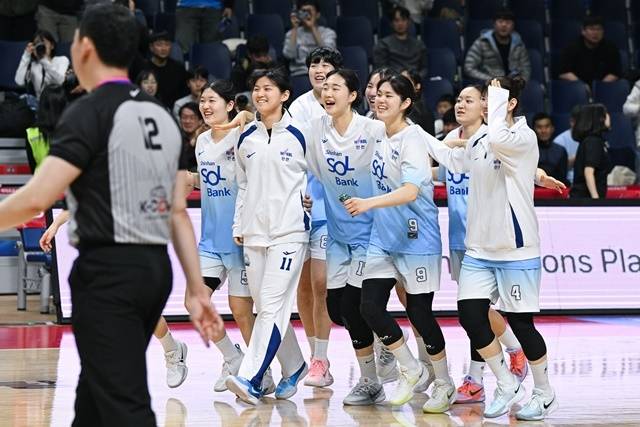 신한은행 선수단. 사진=WKBL 제공